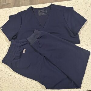Figs small navy blue V-Neck Short Sleeve and small relaxed joggers set